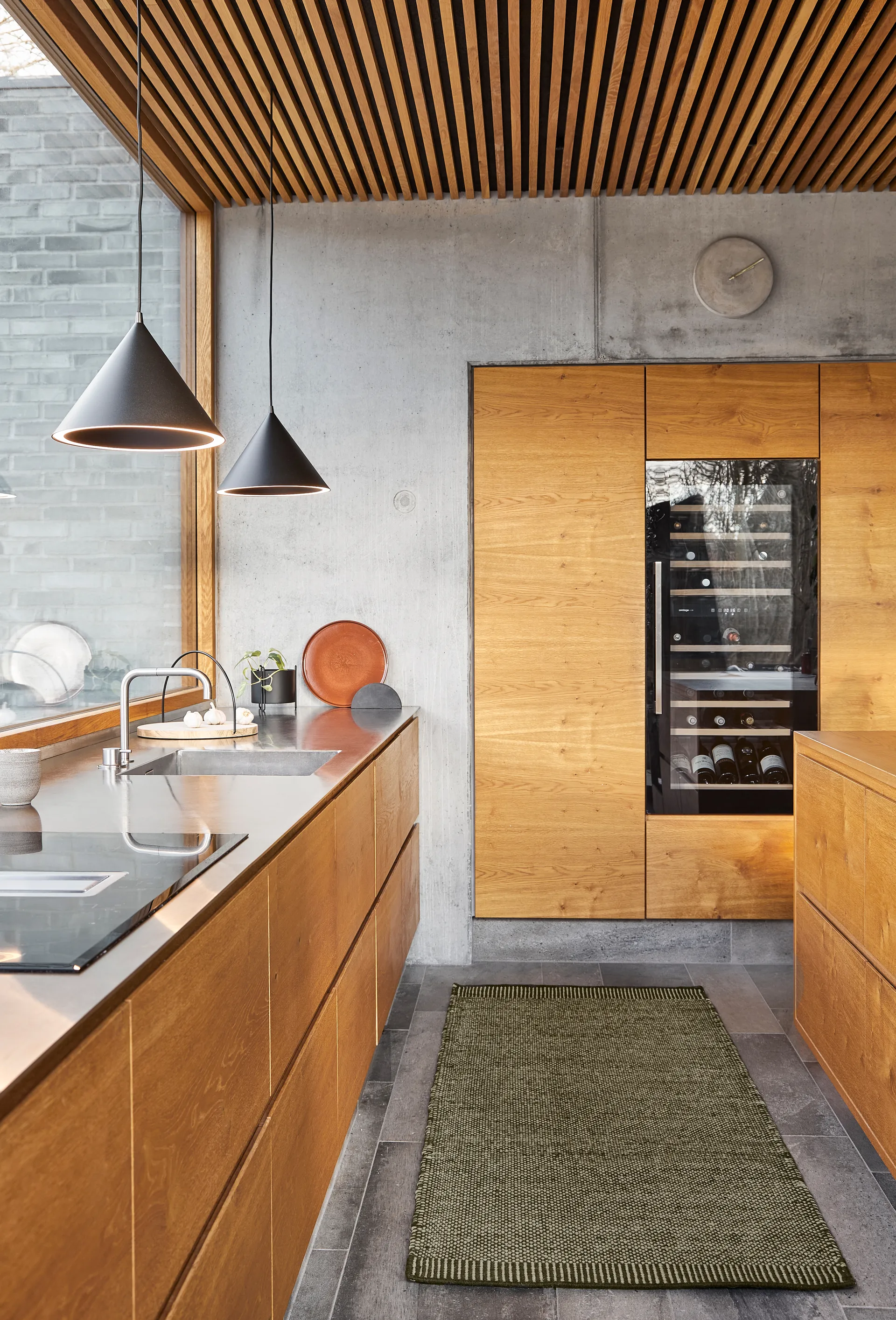 Annular pendant small, Black Woud