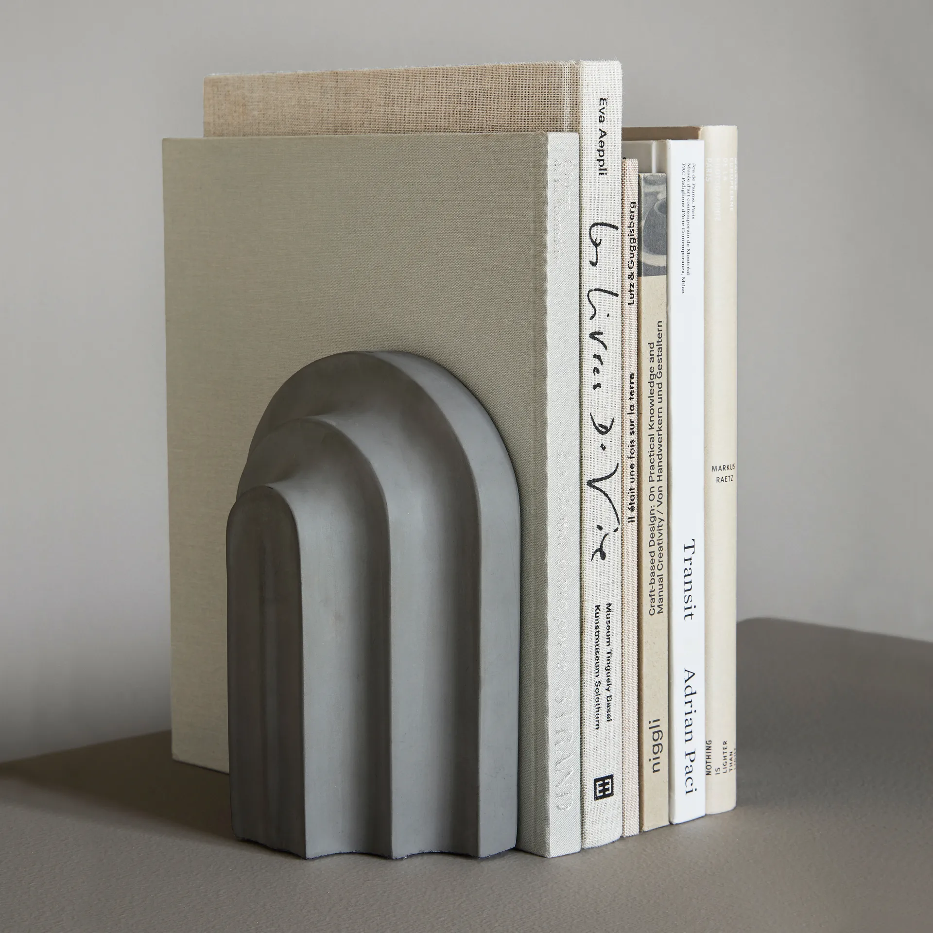 Arkiv bogstøtte, Grå beton  Woud