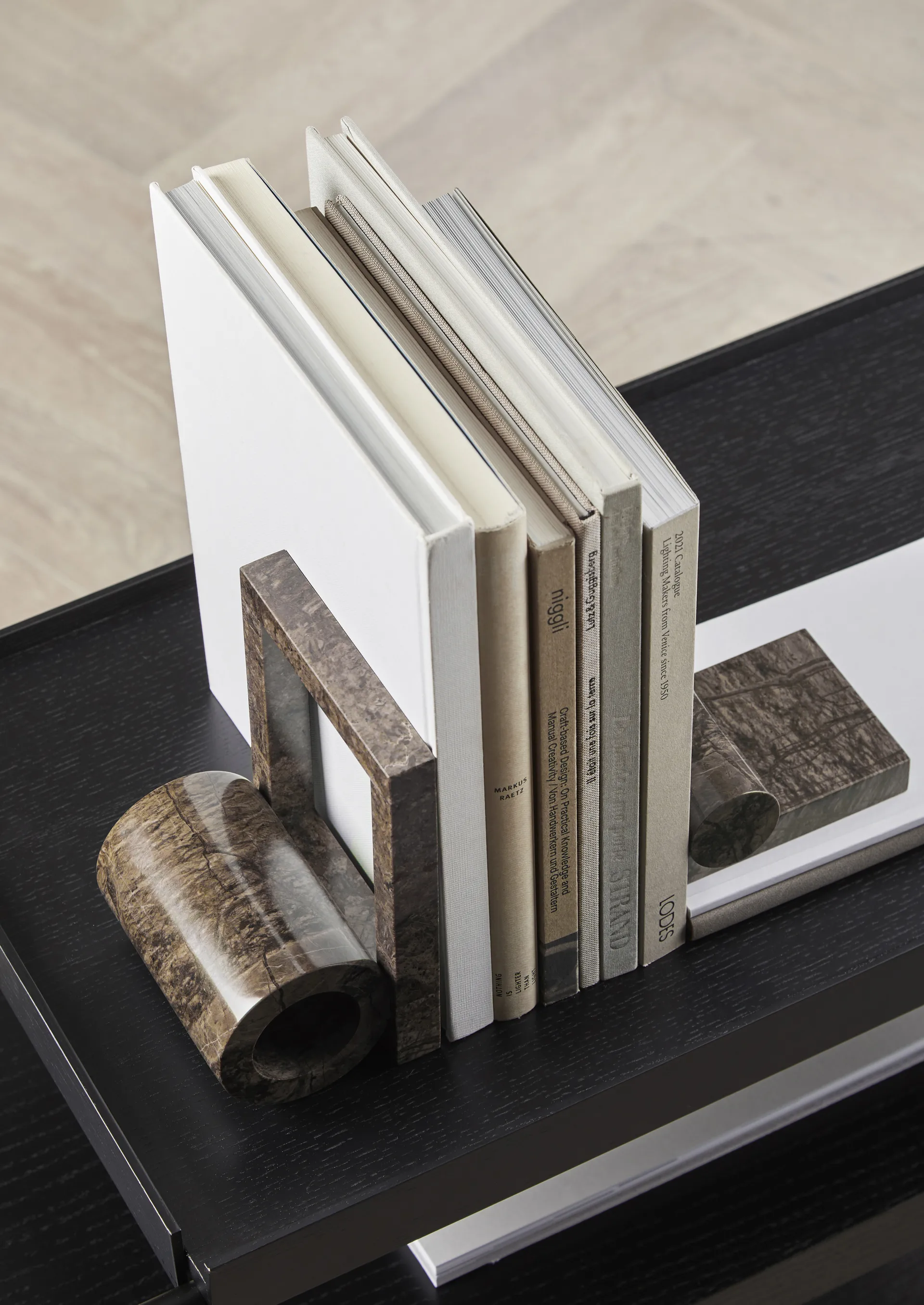 Booknd bogstøtte marmor, Brun Woud