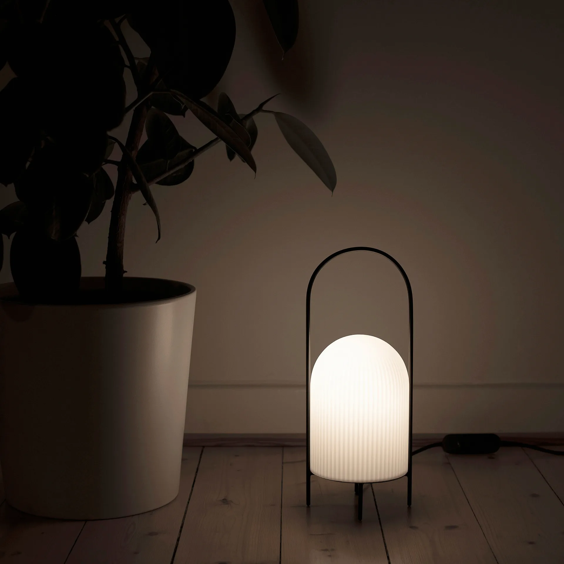 Ghost bordlampe, Sort/Hvidt opalglas Woud
