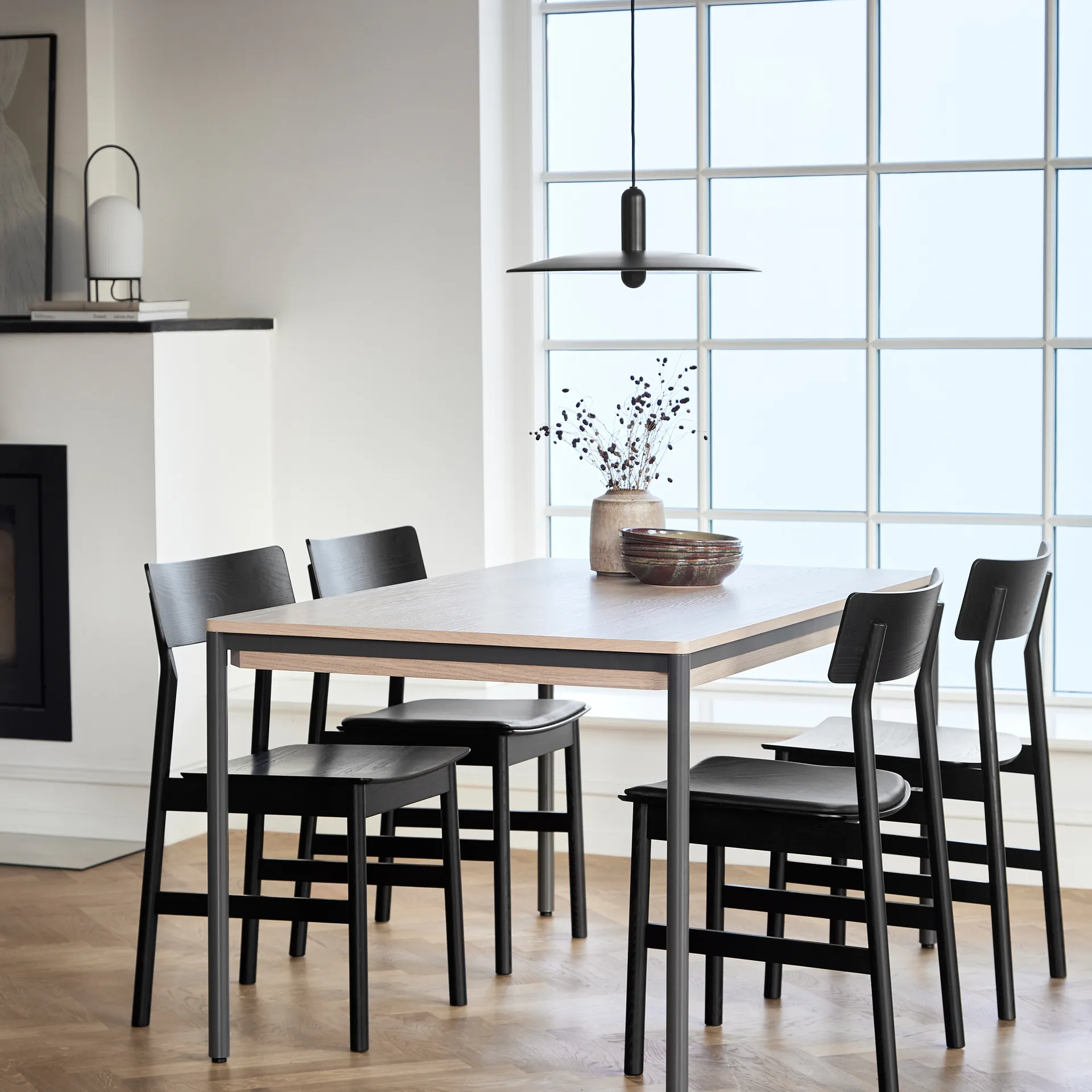 Ghost bordlampe, Sort/Hvidt opalglas Woud