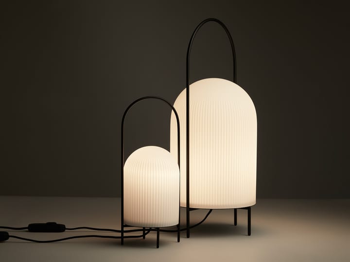 Ghost gulvlampe, Sort-hvidt opalglas Woud