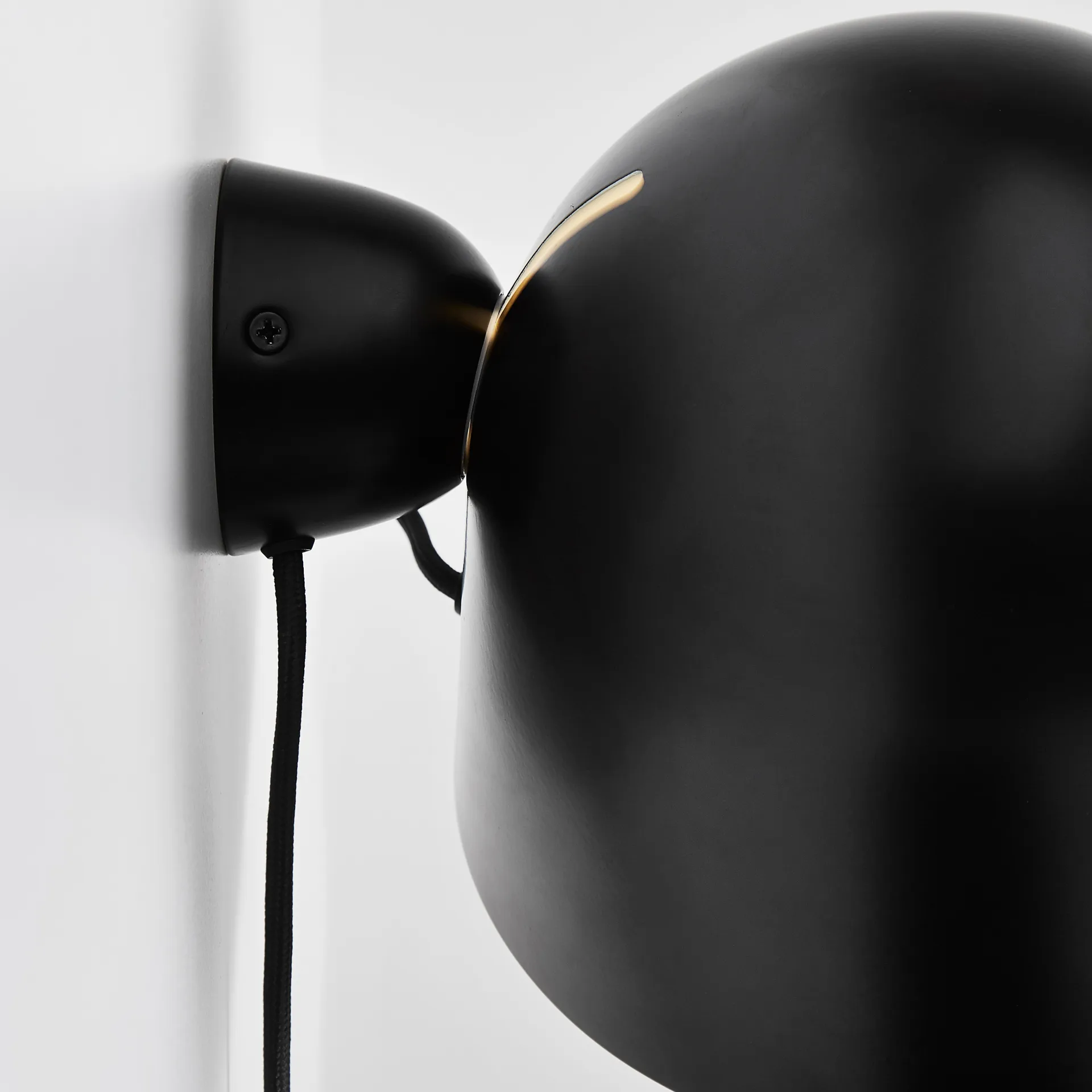 Kuppi væglampe 2.0, sort Woud