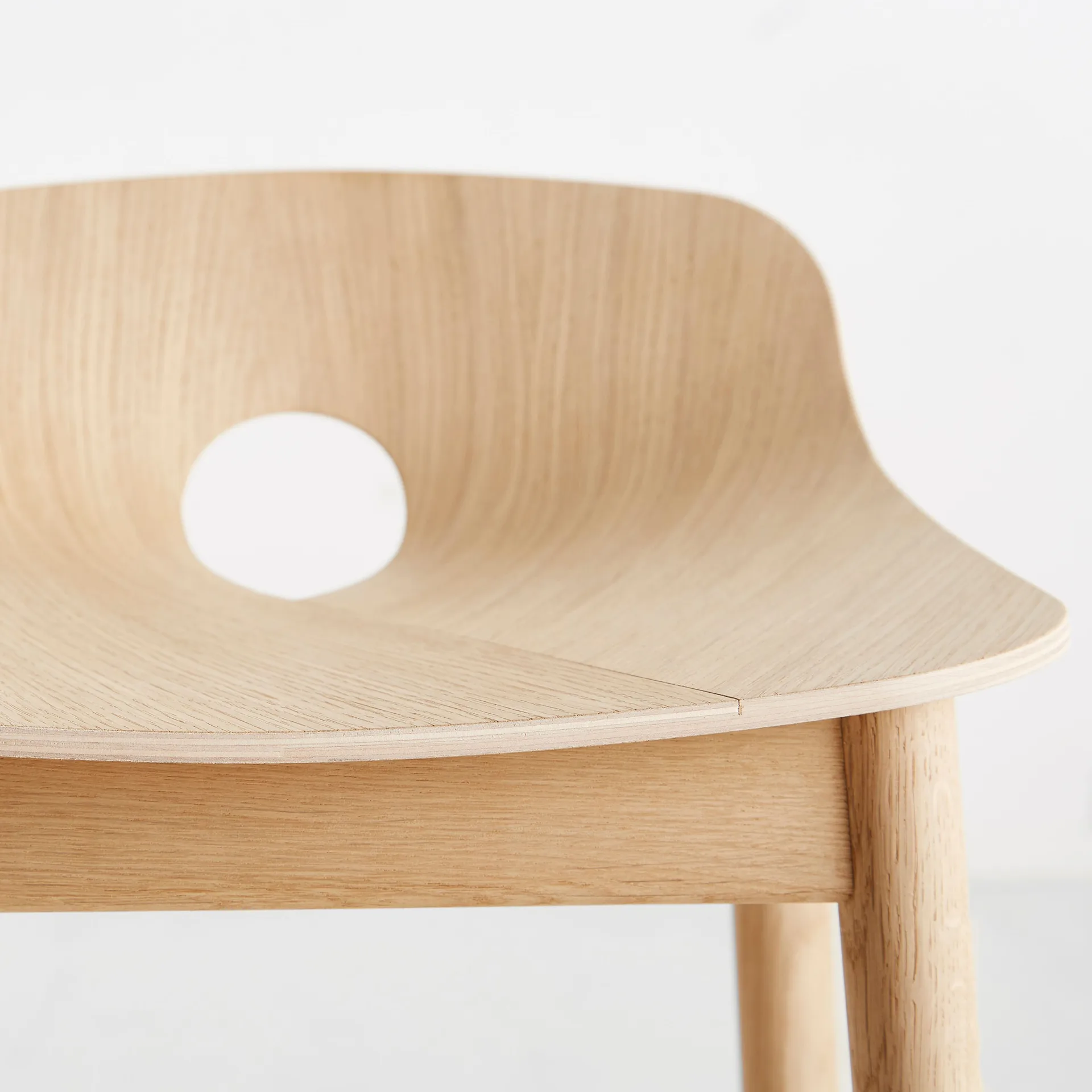 Mono barstol, Hvidpigmenteret eg Woud