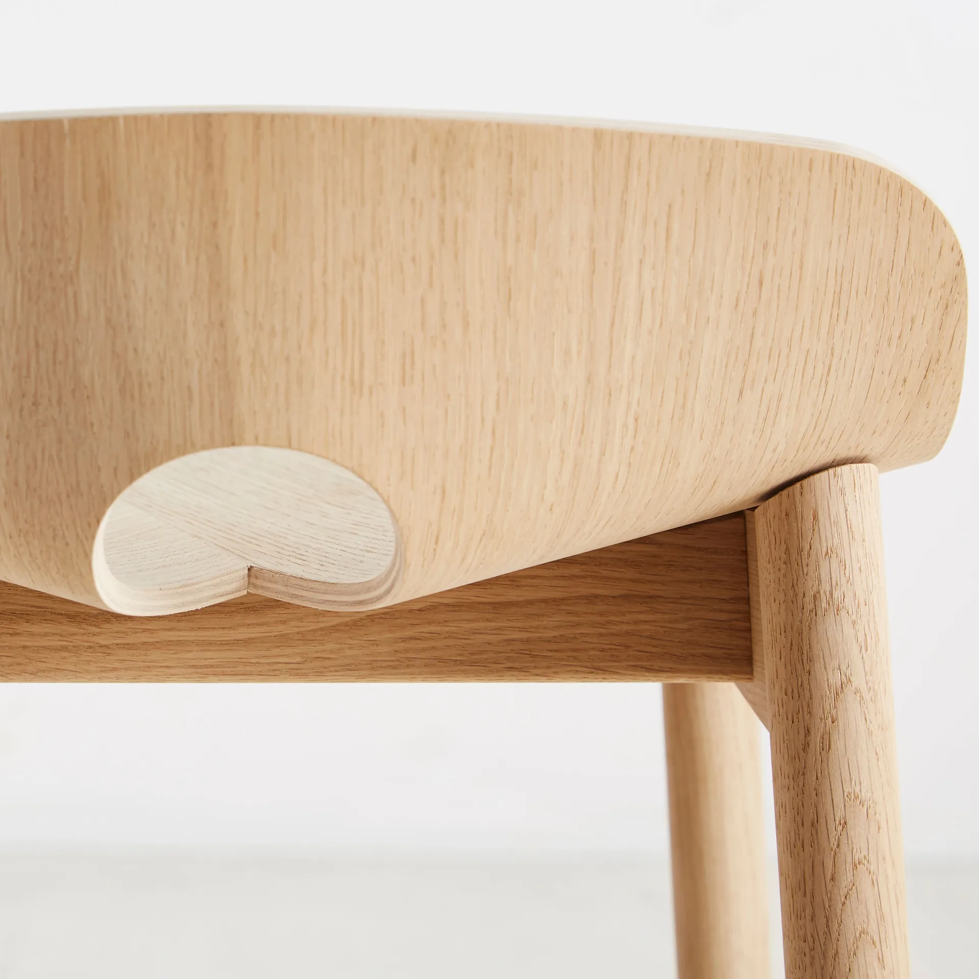 Mono barstol, Hvidpigmenteret eg Woud