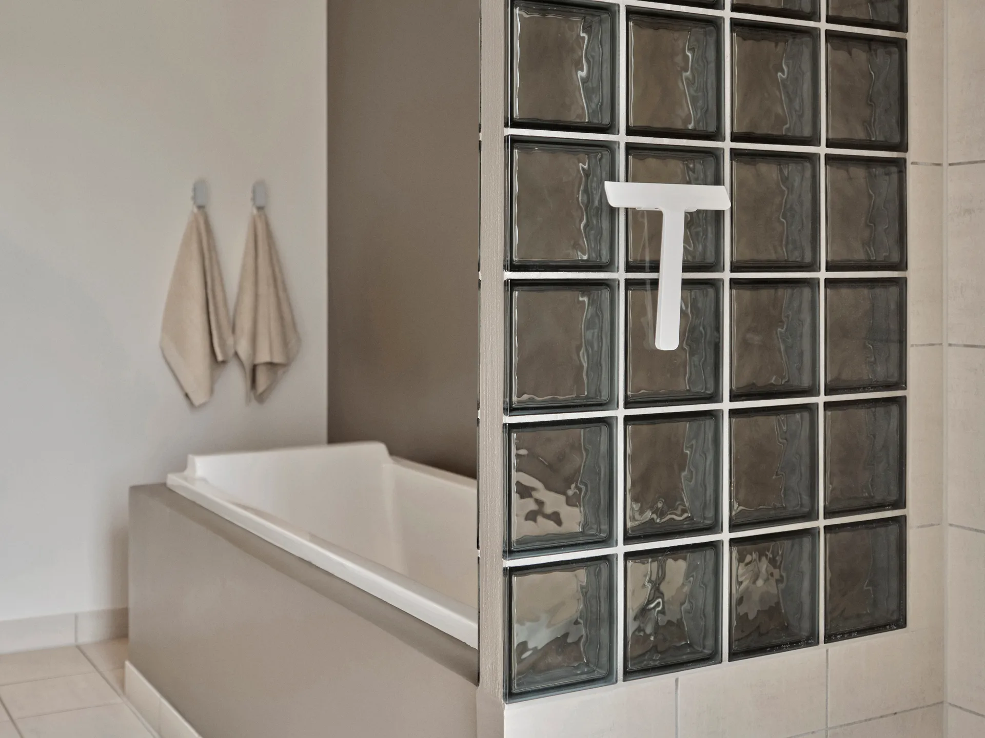 Ume skraber med holder, White Zone Denmark