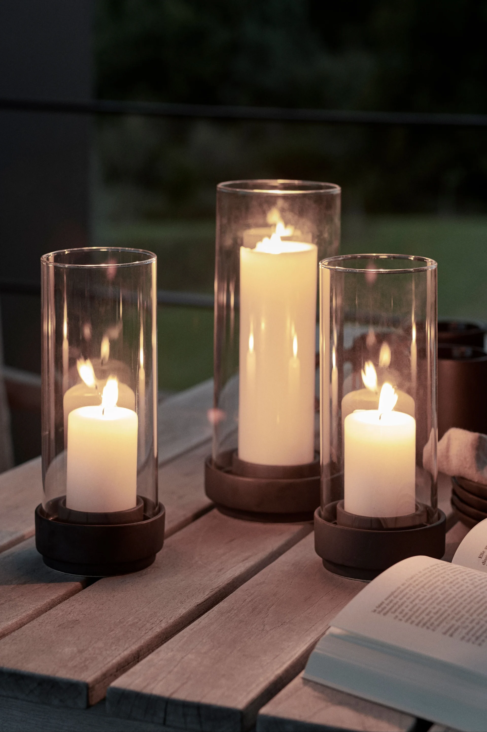 Pynt dit havebord med udendørs lanterner og stormlygter i forskellige størrelser for at øge hyggefaktoren. Hurricane-lanternerne fra Stelton er særligt velegnede til dette formål.