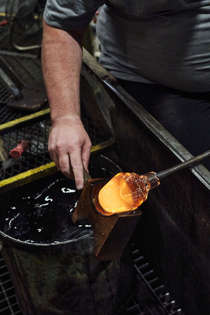Produktionen i Iittalas glasfabrik i Finland. Her ses formningen af en vase.