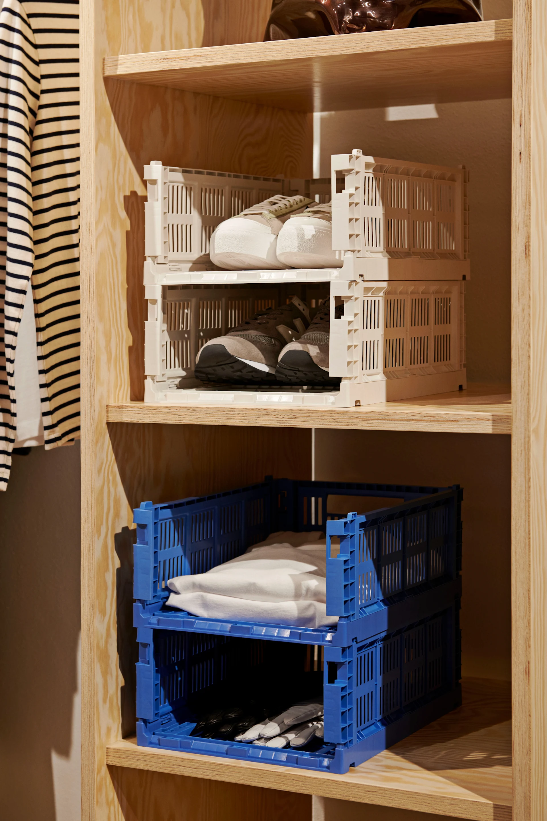 Sådan dekorer du en gang - inspiration til at gøre din gang mere organiseret og indbydende med Colour crate opbevaringskasserne fra HAY.