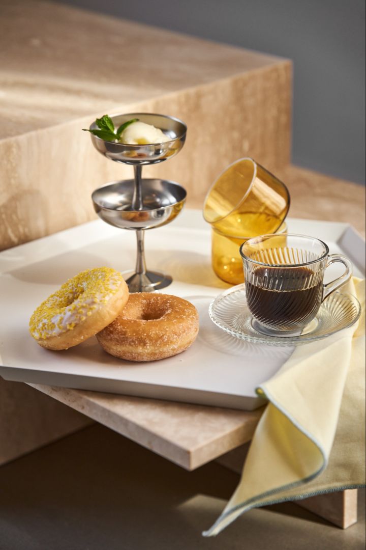 Her ser du italienske inspirerede is serveringskopper fra HAY sammen med Tint glassene i gul og Pirouette kop og underkopen.