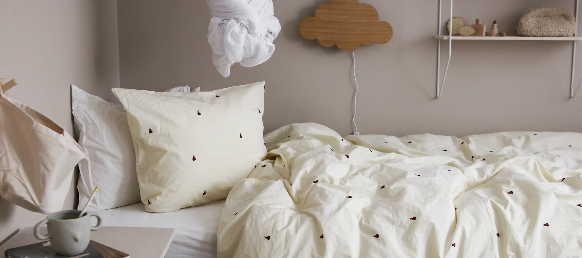 Tilbehør til børneværelset – inspiration fra influencer @joanna.aventos hjem hvor hun har dekoreret børneværelset med praktisk opbevaring, legende detaljer og hyggelige detaljer.