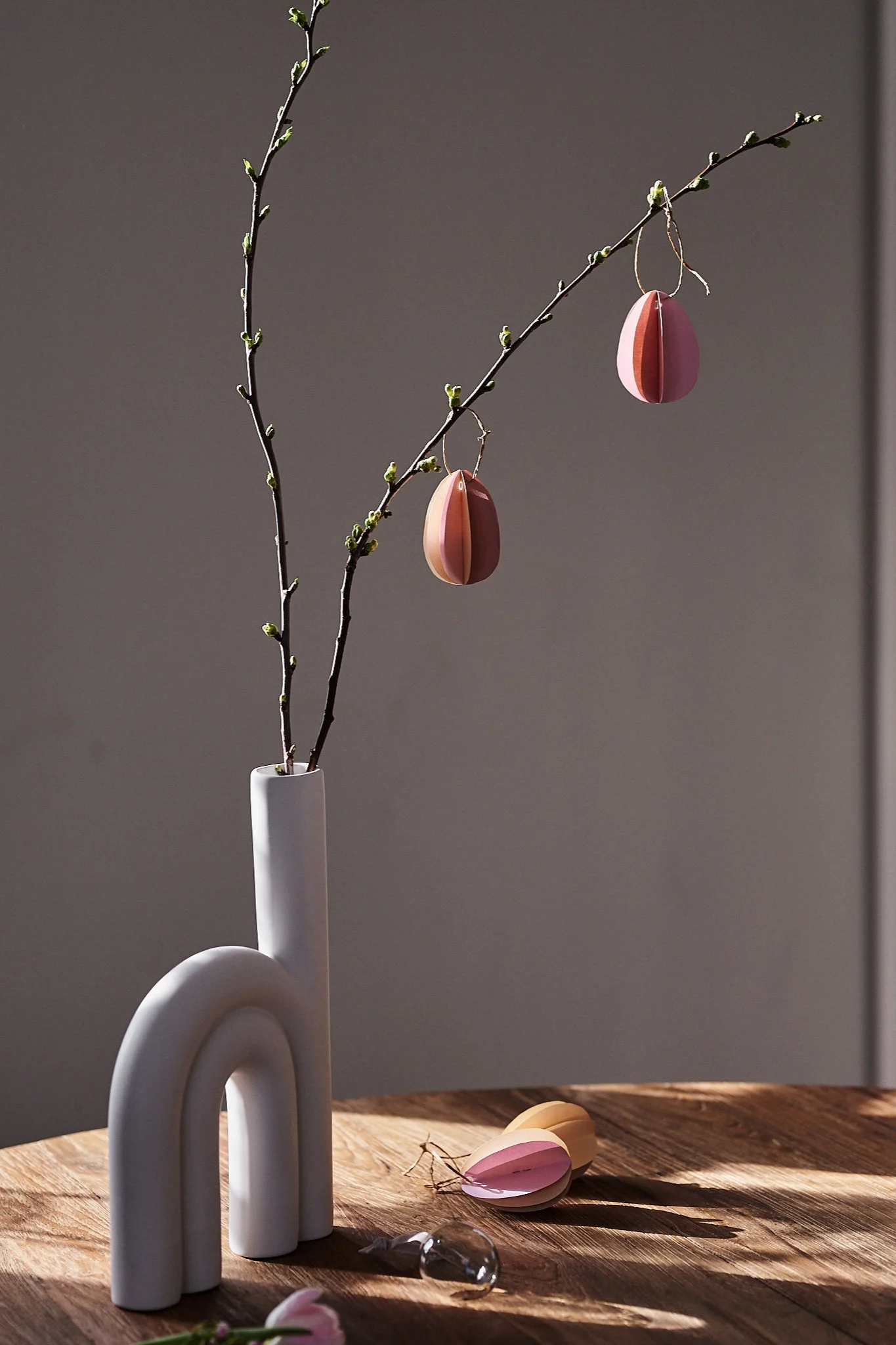 Et påsketræ i Rope Vase fra DBKD med hjemmelavede papiræg som påskedekoration.