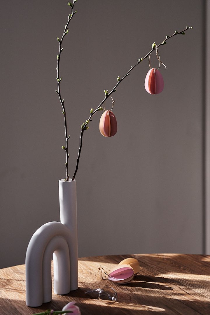 Et påsketræ i Rope Vase fra DBKD med hjemmelavede papiræg som påskedekoration.