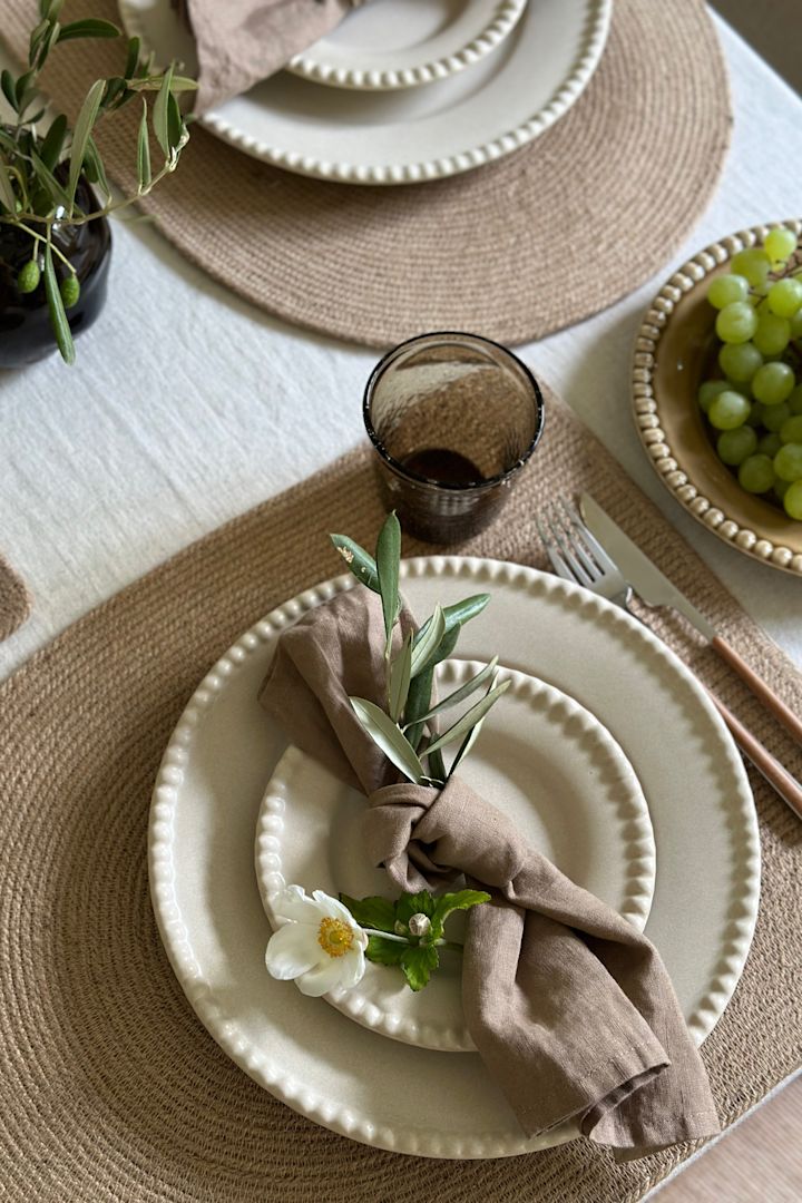 Nærbillede af Swedish Grace fra Rörstrand i farven Tåge på et elegant grå dækket bord.