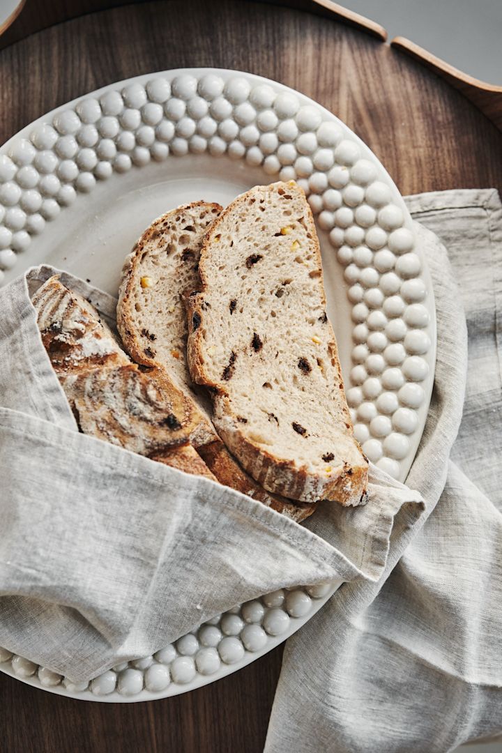 Et serveringsfad er en elegant bryllupsgave til alle brudeparrets fremtidige middagsfester. 
