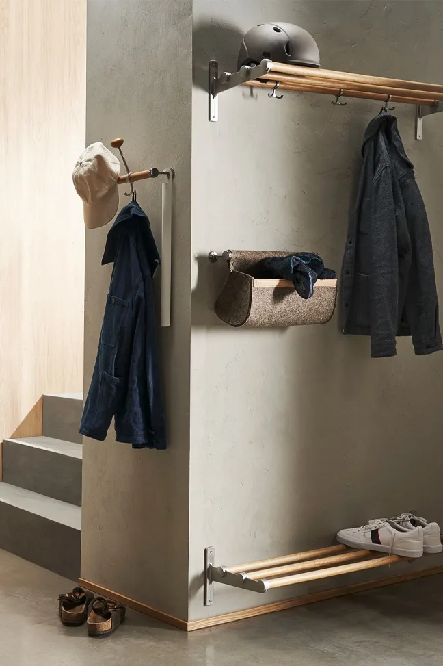 Sådan dekorere du en lille gang - inspiration fra Essem Design for at gøre gangen mere organiseret med en åben garderobe og en kombineret sko- og hattehylde.