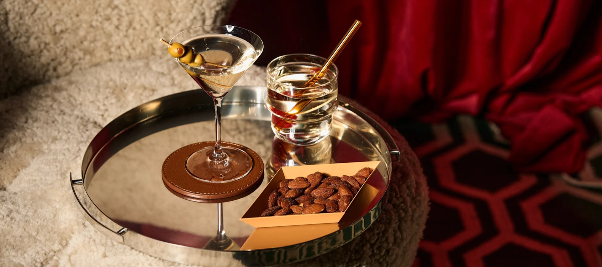 Der er mange forskellige slags cocktailglas som Martini glas og tumbler som ses her på en spejlbakke fra Spiegelau. 