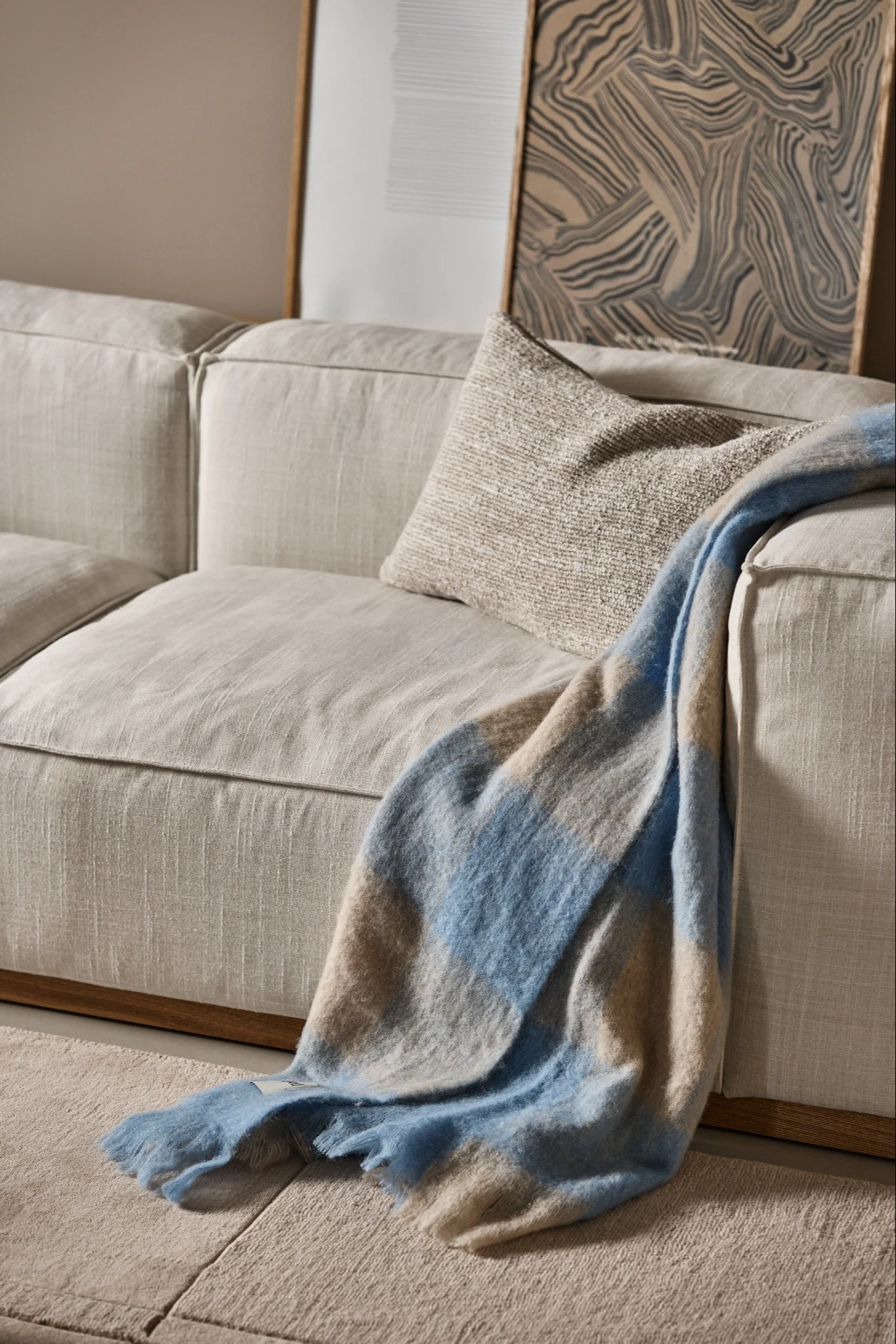 Giv væk en uldplaid som en tidløs designgave - her er en grå uldplaid fra Yllefabrik.