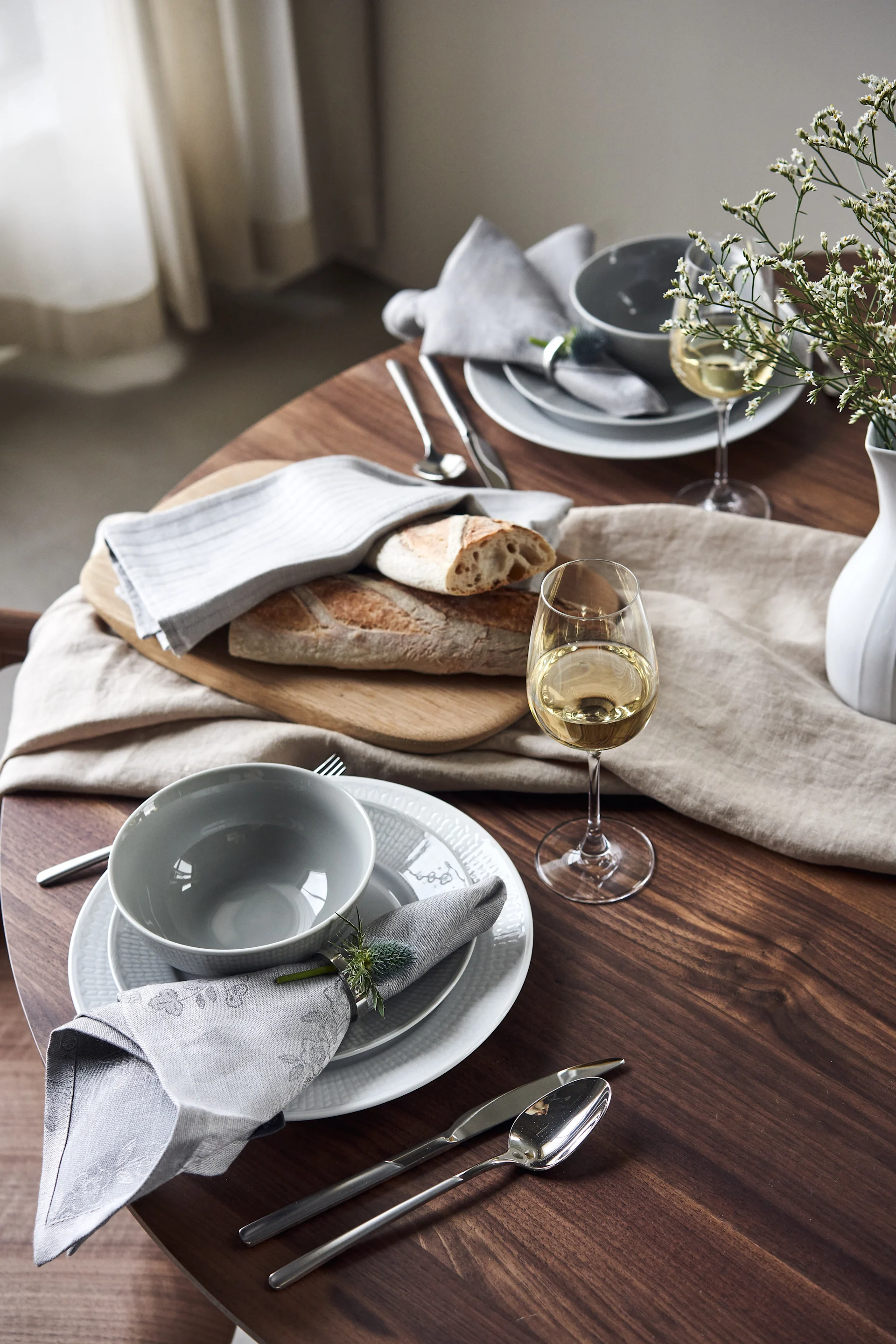Swedish Grace borddækning med skåle og tallerkener i en kølig grå og hvid farve.