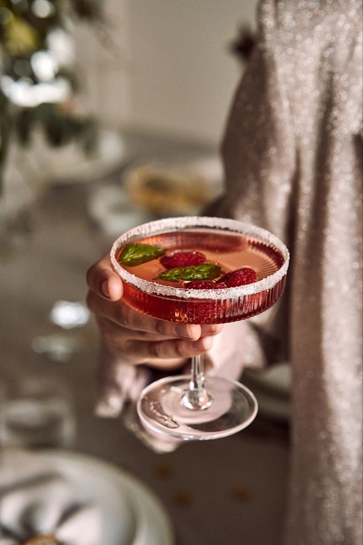 Forskellige slags cocktailglas der bliver brugt til forskellige slags cocktails. Her kan du se en hånd holde Ripple coupe glasset fra ferm LIVING. 