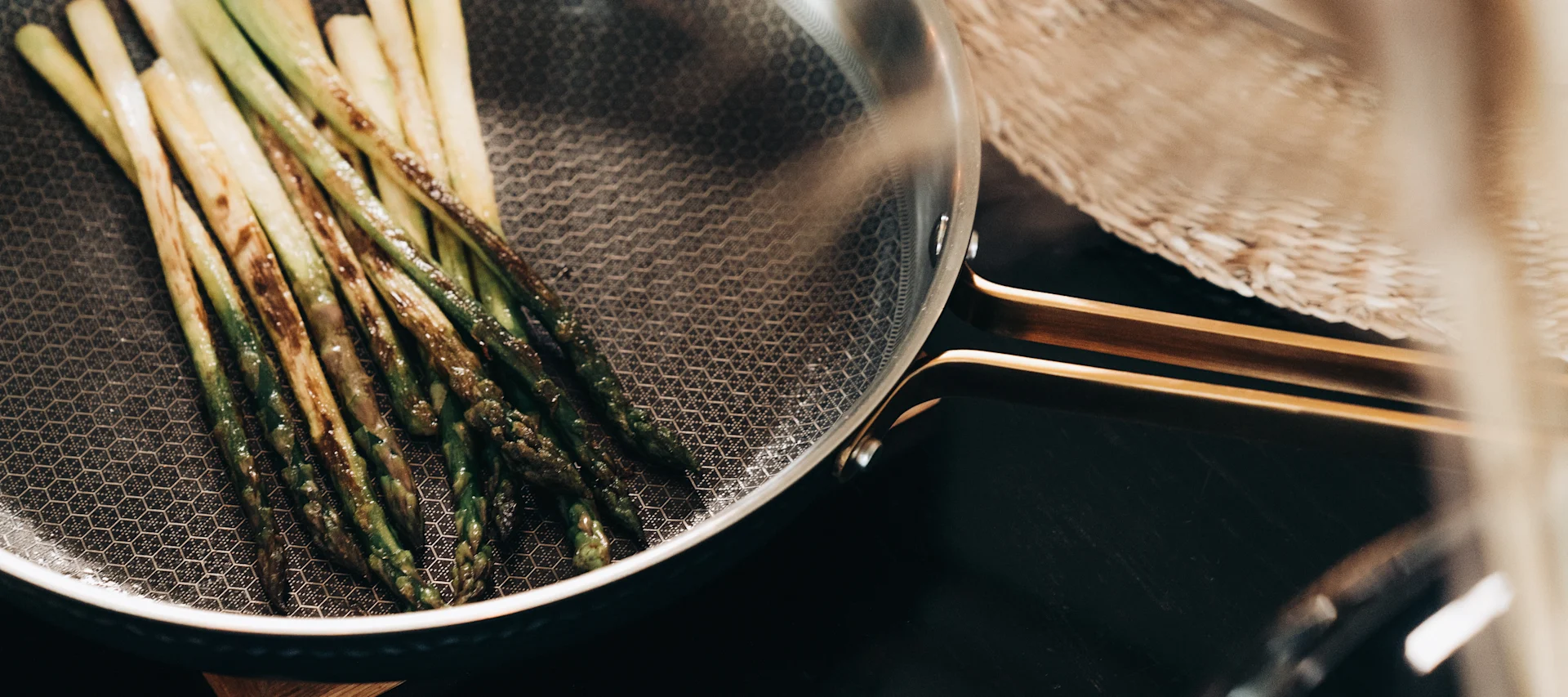 Non-stick stegepande med mæssingfarvet håndtag fra Vargen & Thor.