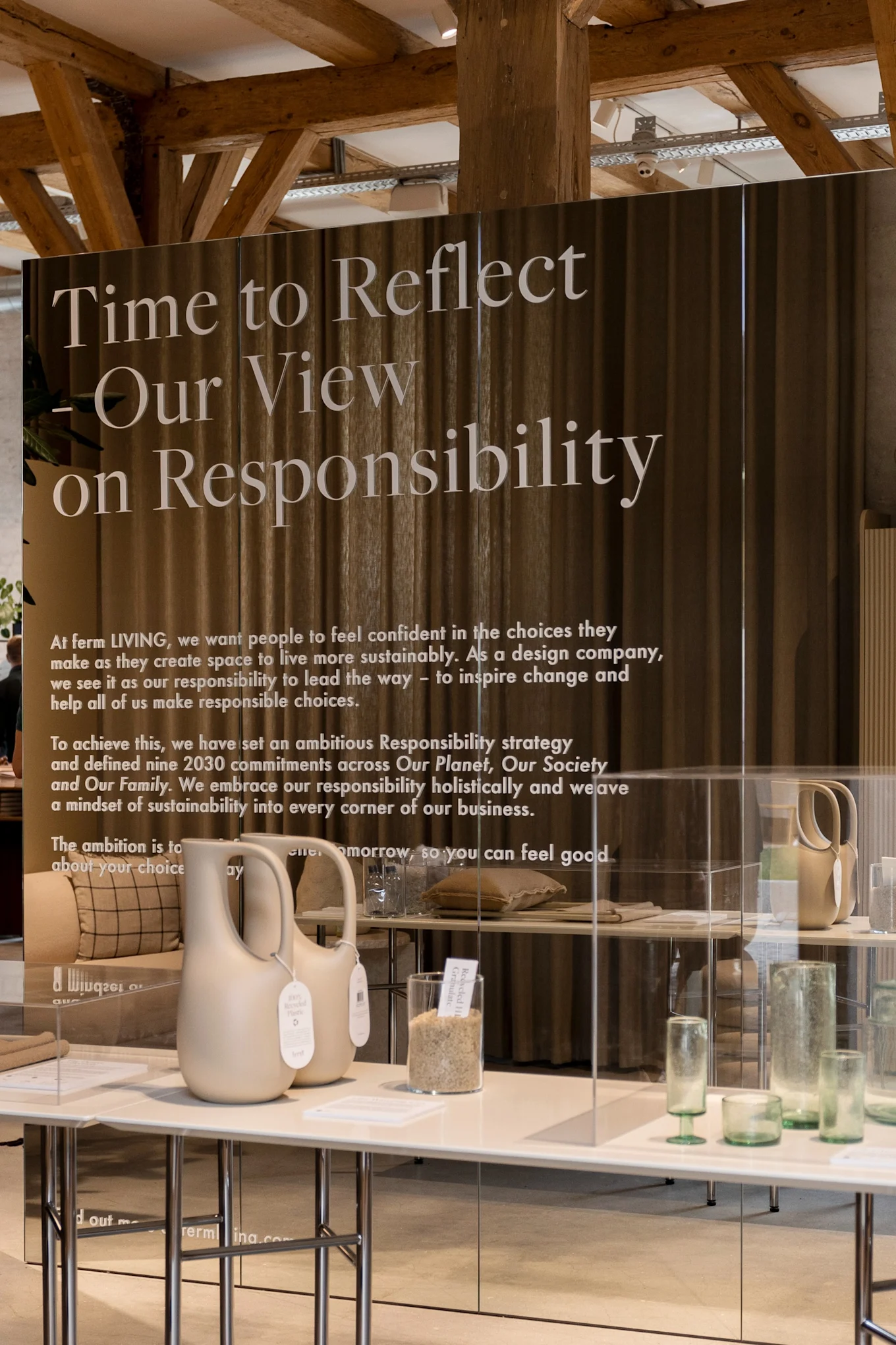 En fin samling af produkter der er lavet fra genanvendt materialer in Ferm Livings showroom.