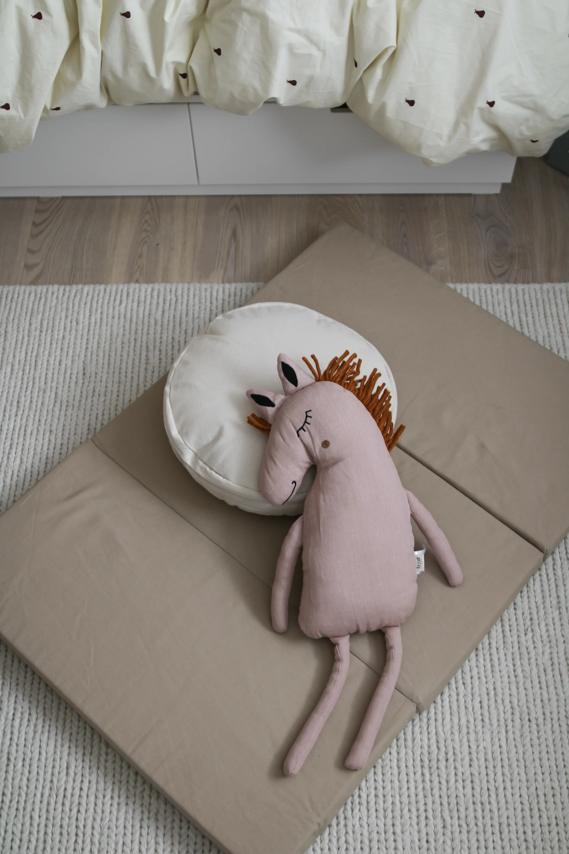 ferm LIVING har noget sødt tilbehør til et børneværelse som denne Safari hestepude.