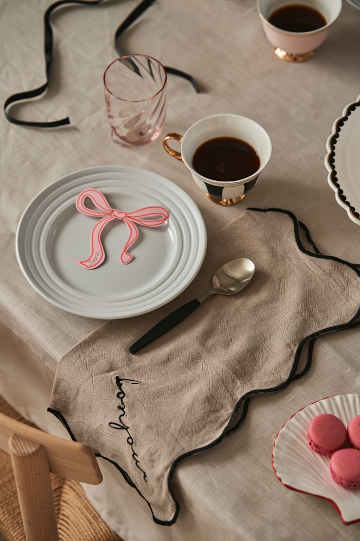 Dæk bordet til Galentine's Day med dine bedste veninder. Her kan du se hørservietter fra Byon og sorte og hvide stibede tekopper fra Hilke Collection.