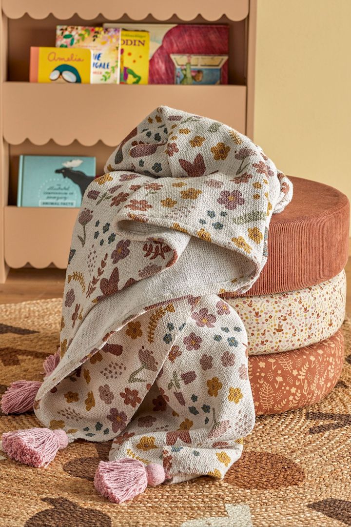 Uldtæppet Kristine fra Bloomingville holder baby varm efter et bad eller i tremmesengen og er derfor en betænksom gave til et babyshower.