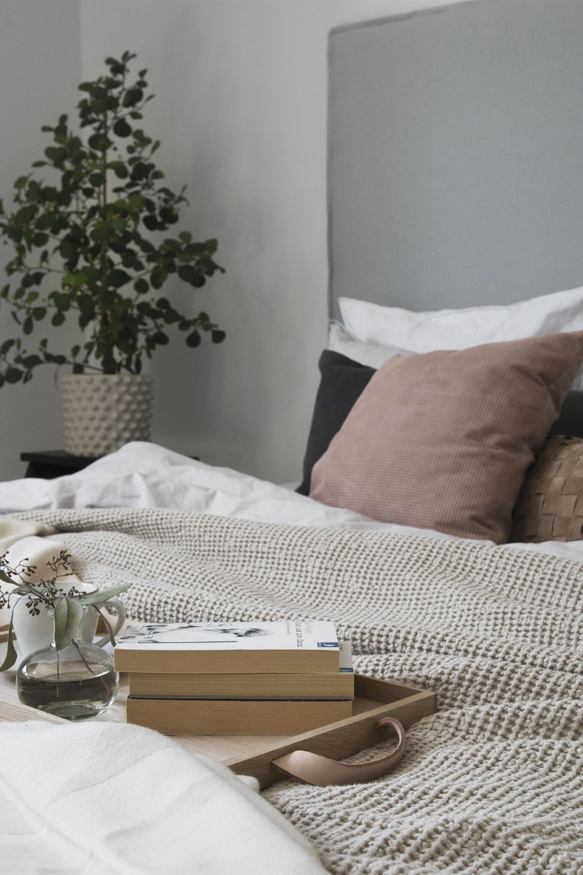 Et bomuld sengetæppe er den perfekte bryllupsdagsgaveidé til par, her kan du se Moss sengetæppet fra Scandi Living.