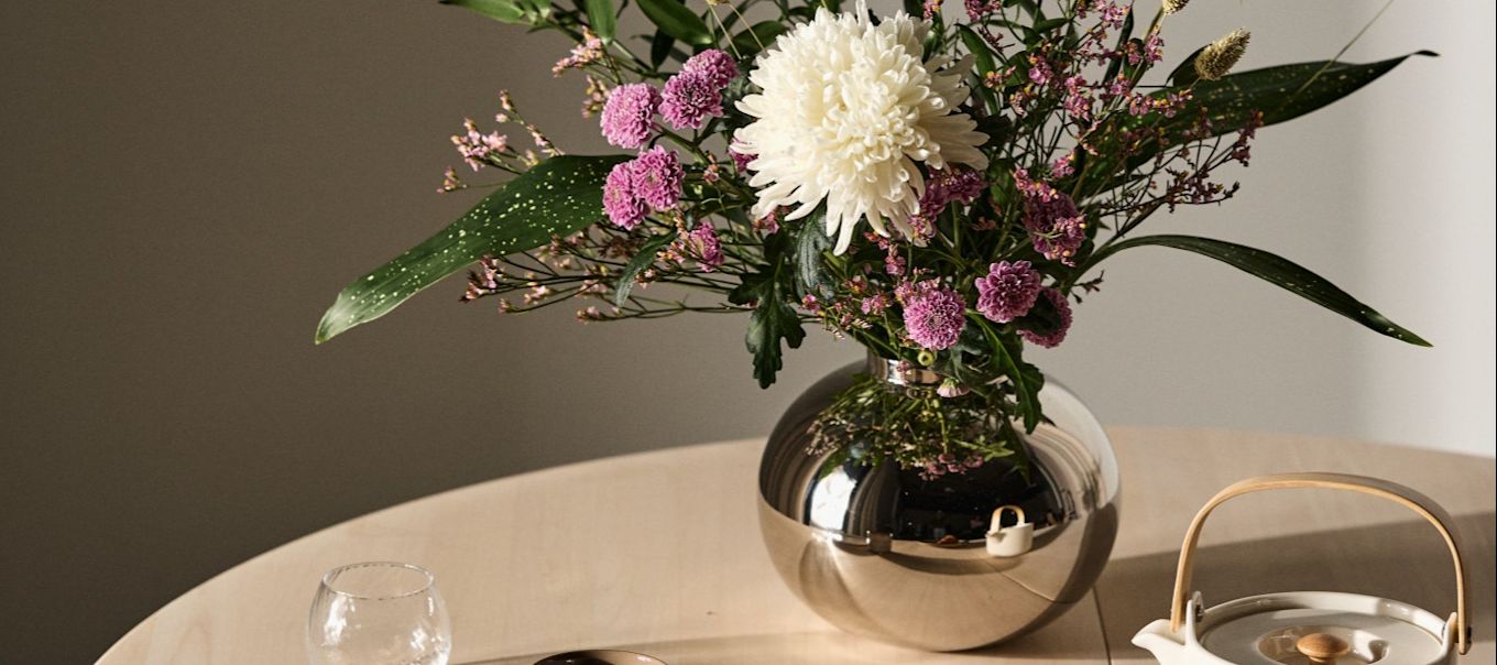 Alvar Aalto vaser fra Iittala er på bordet som de perfekte vaser til afskåret blomster.