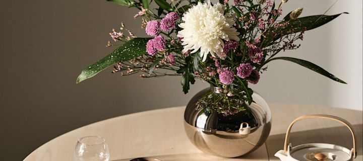 Alvar Aalto vaser fra Iittala er på bordet som de perfekte vaser til afskåret blomster.