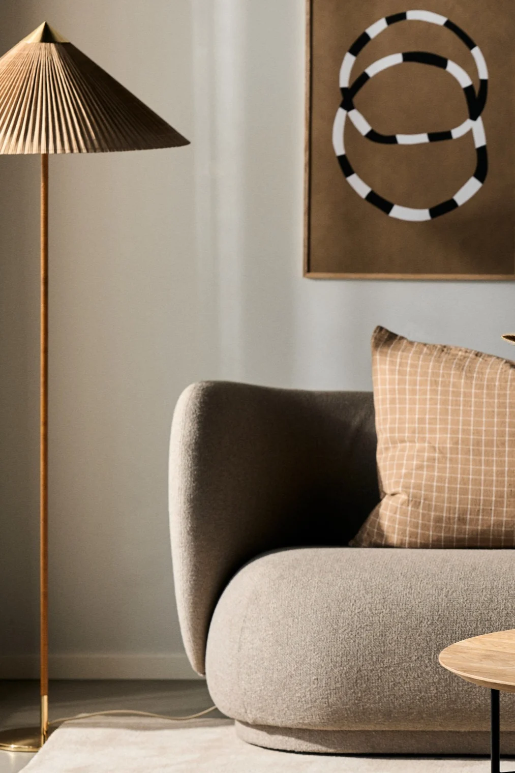 Opfrisk dit hjem med disse moderne belysningsideer. Her ser du 9602-lampen fra Gubi med træfod og bambusskærm.