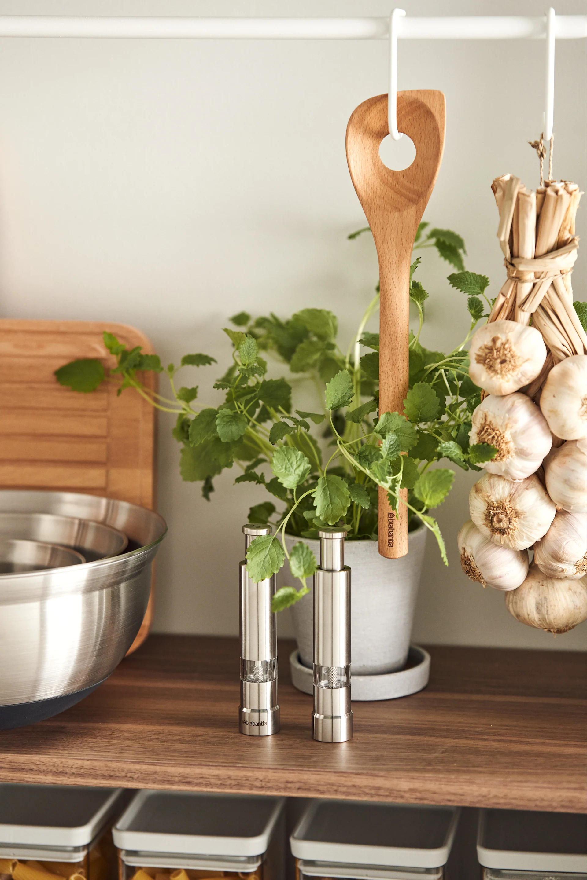 Organiser dit hjem ved at udstille det, du bruger mest, som her, hvor salt- og peberbøsser fra Brabantia står sammen med andre køkkenredskaber på en åben hylde.