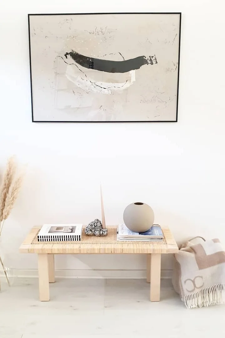 Her kan du se en bænk dekoreret med Ball vasen fra Cooee Design, ved siden af den er et tæppe fra Classic Collection og et billede over.