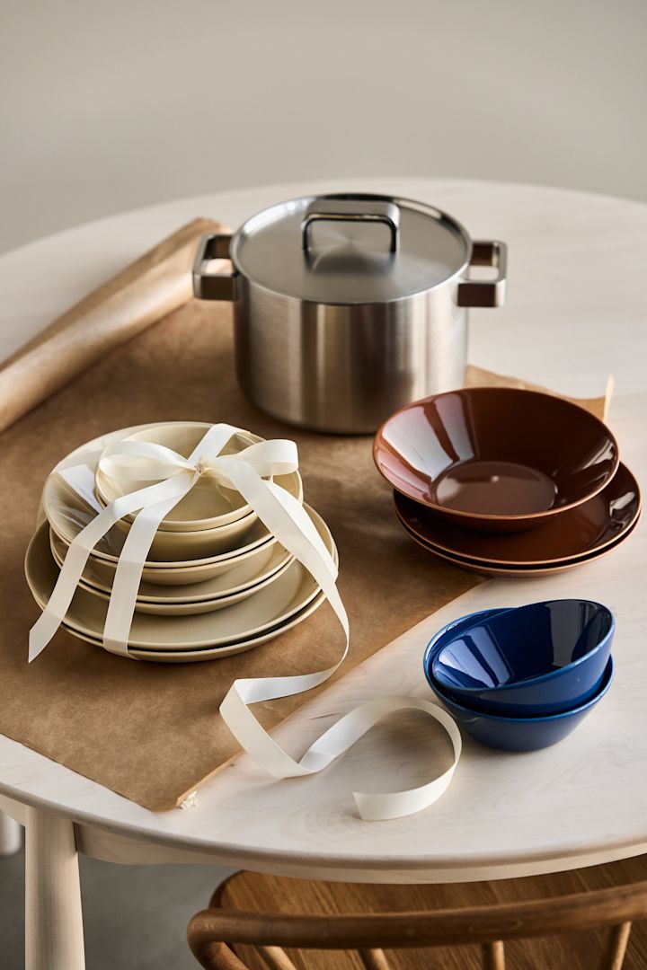 Et startsæt eller klassisk service er perfekt at give som en tidløs designgave - her Teeam-tallerkener fra Iittala i beige. 