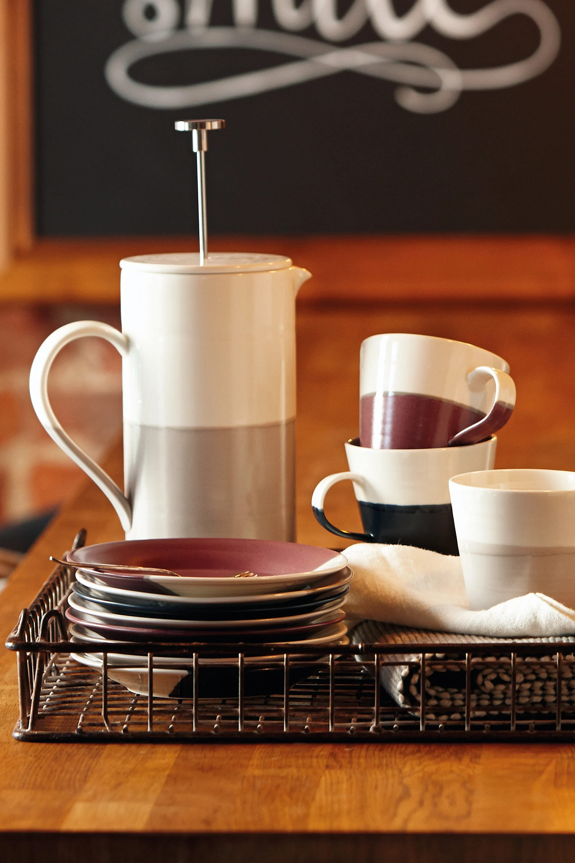 Giv en stempelkande for at have lækker, frisk kaffe til fars dag. Her ses Coffee Studio French Press fra Royal Doulton i en hyggelig bar atmosfære.