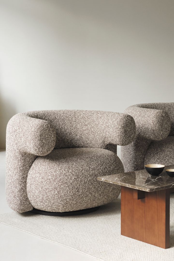 Den robuste og kraftige lænestol fra Normann Copenhagen, her sammen med et sofabord i træ med granitplade - begge passer til efterårets indretningstrender 2024 og chunky design.