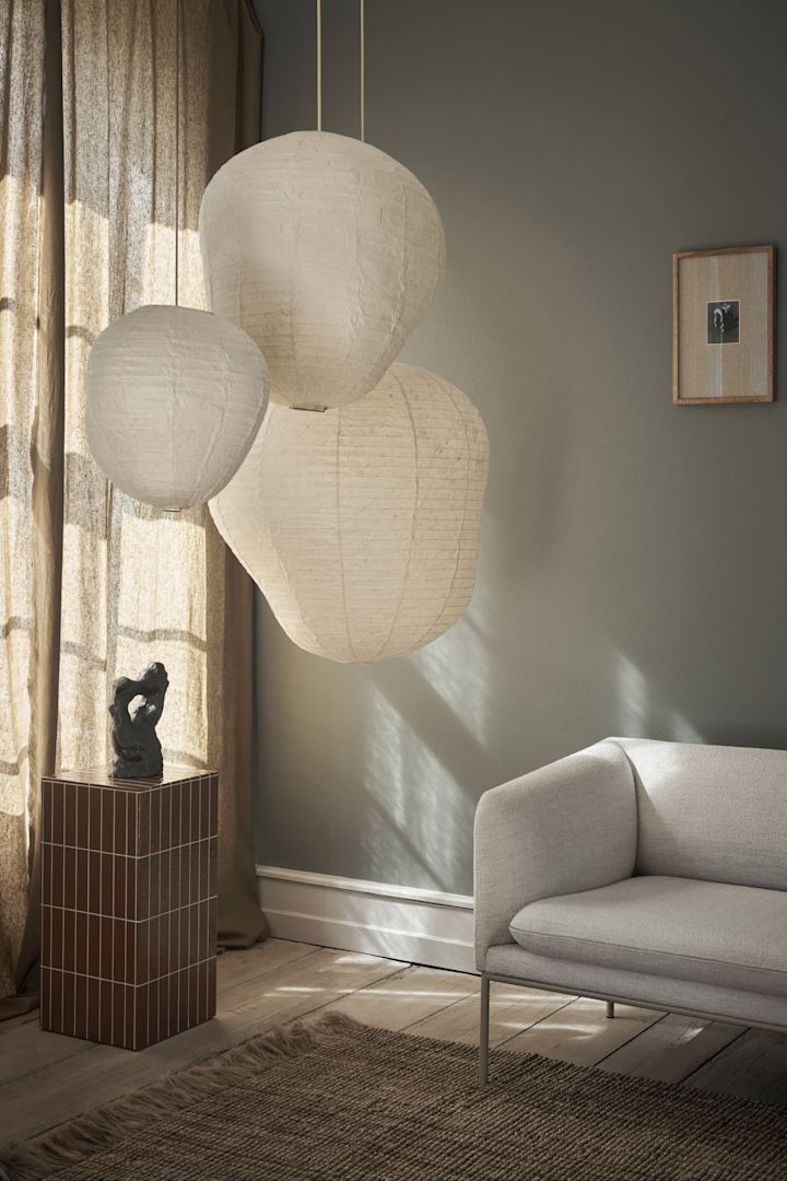 En stue med tre Kurbis rispapir lamperne fra Ferm Living i en gruppe.