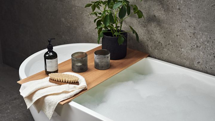Indret dit badeværelse med Frost-lyslygterne fra Tell me more, Meraki-sæben, Himla-håndklædet og Iris Craft-badebørsten for at skabe følelsen af et wellness-center.
