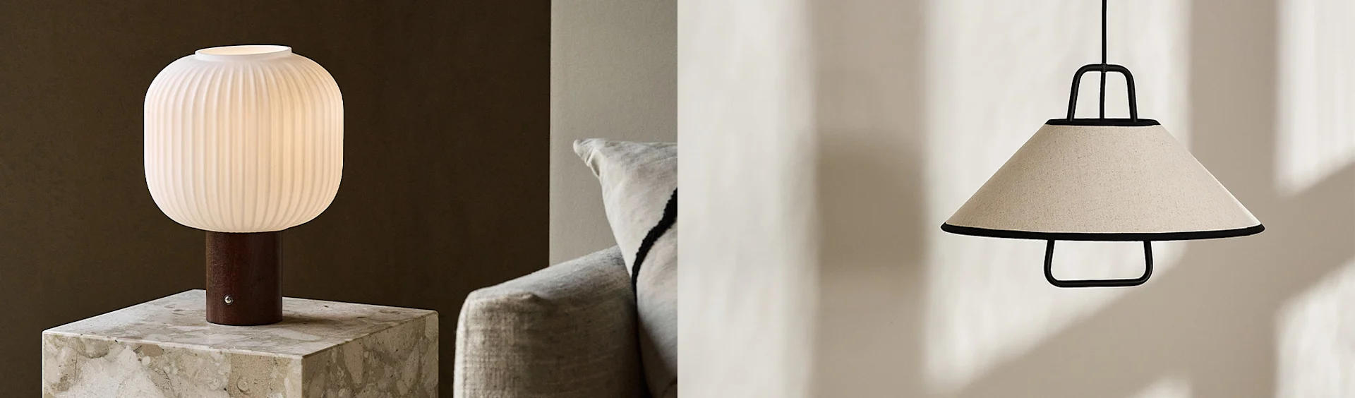 Ribbet hvid glasbordlampe med træfod på marmor, og en konisk beige stofpendellampe med sort ramme.