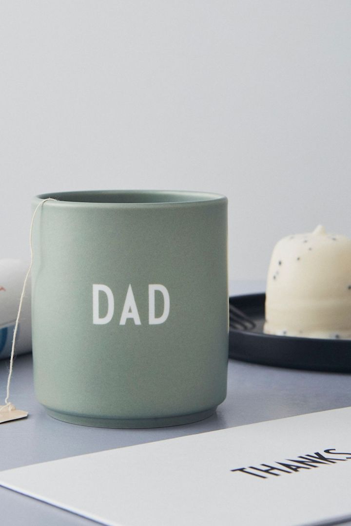 Det perfekte krus til fars dag er det grønne krus med DAD-trykket fra Design Letters.