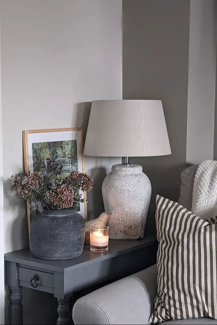 Her kan du se det romantisk rustikke sidebord dekoreret af Instagram-brugeren @myfirsthome_style.