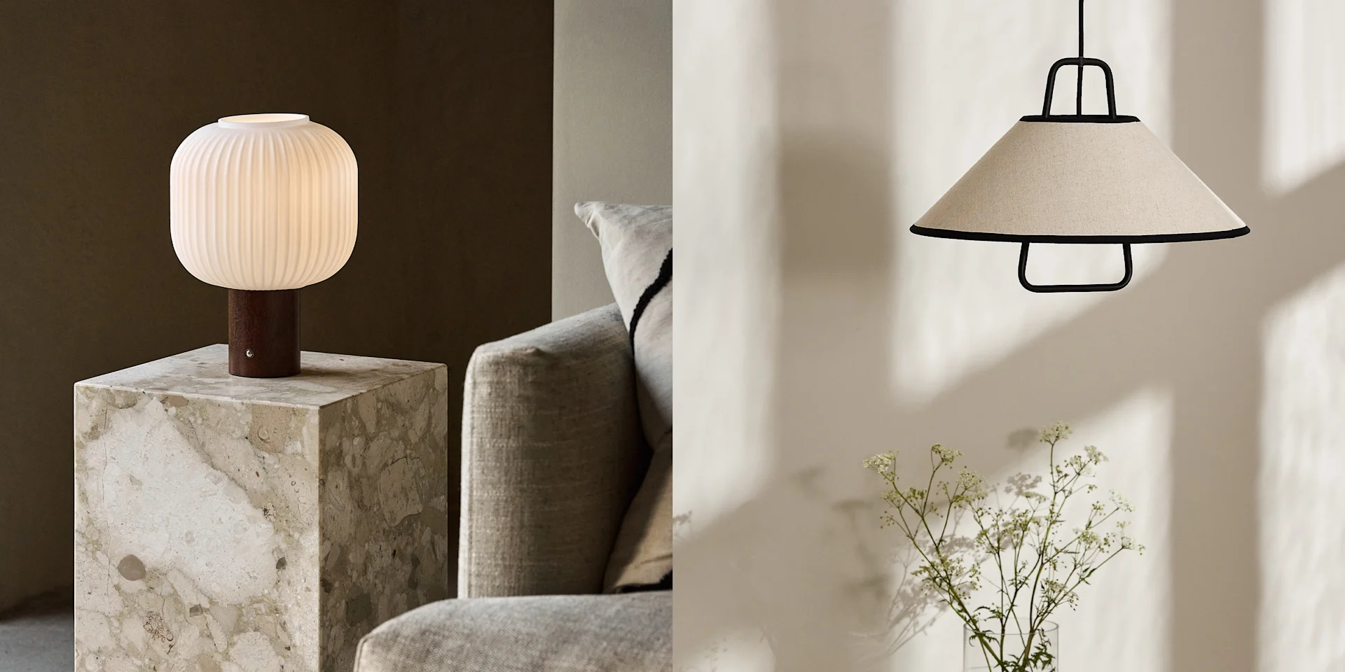 Rillet hvid glas bordlampe på marmorstand; beige stof pendellampe med sort ramme og plante.