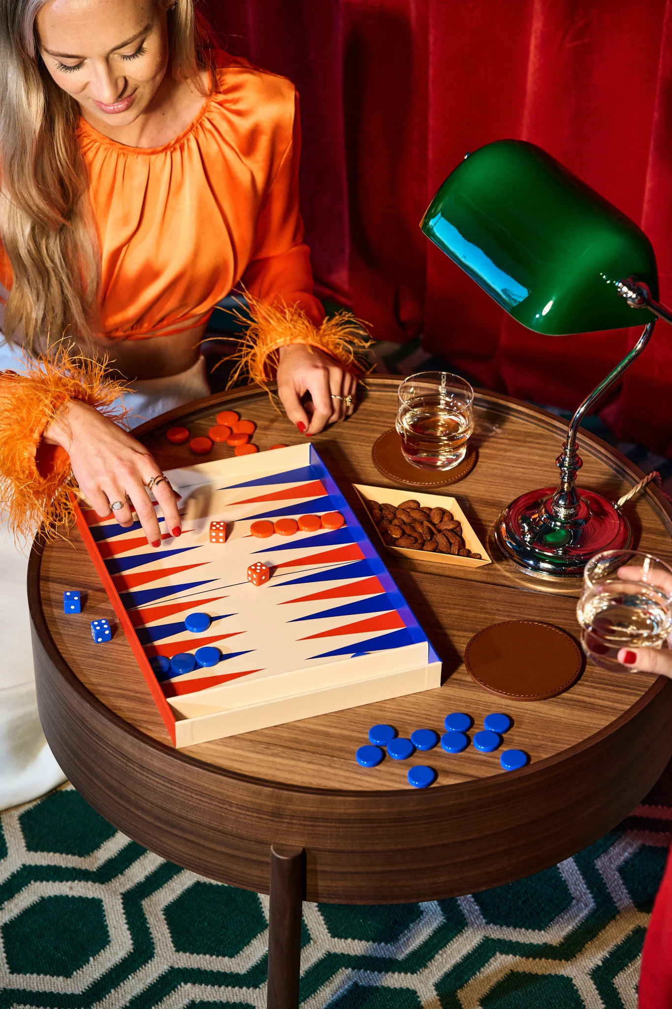 Sådan holder man en fest med traditionelle spil som backgammon, her set i et retro design med en traditionel grøn lampe fra Fritz Hansen.