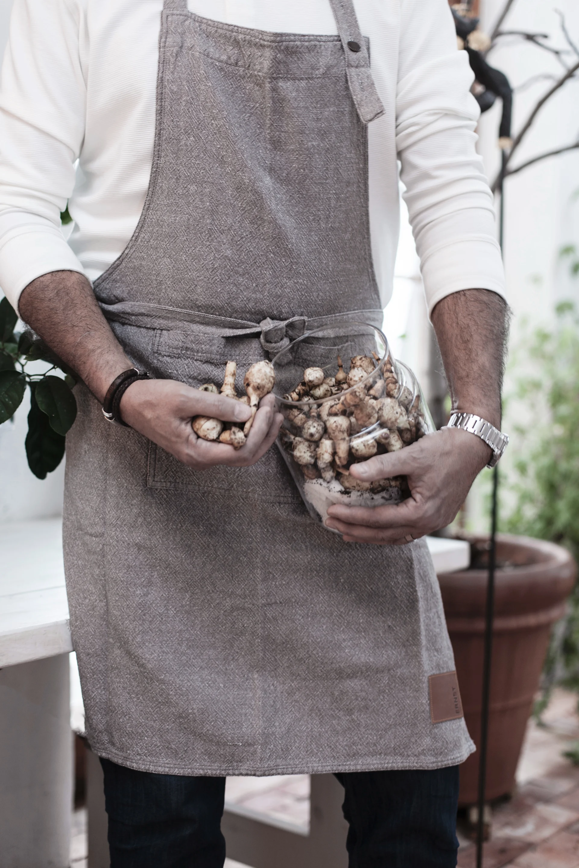 Det grå forklæde fra Ernst er ikke kun stilfuldt, men beskytter også tøjet, når du laver mad, hvilket gør det til en god gaveidé til fars dag.