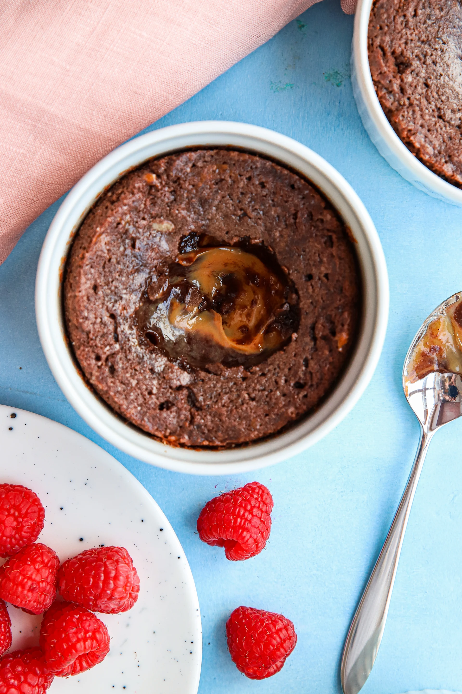 Her kan du se en god chokolade fondant i en hvid ramekin fra Pillivuyt, en af Fridas chokolade dessert opskrifter.