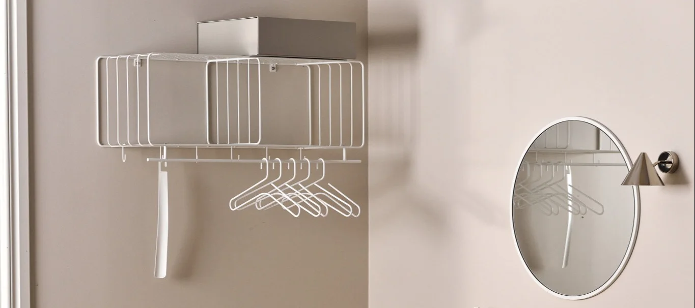 Inspiration til en lille entré men et langt smalt tæppe fra Scandi Living for at skabe plads og en indbydende følelse.