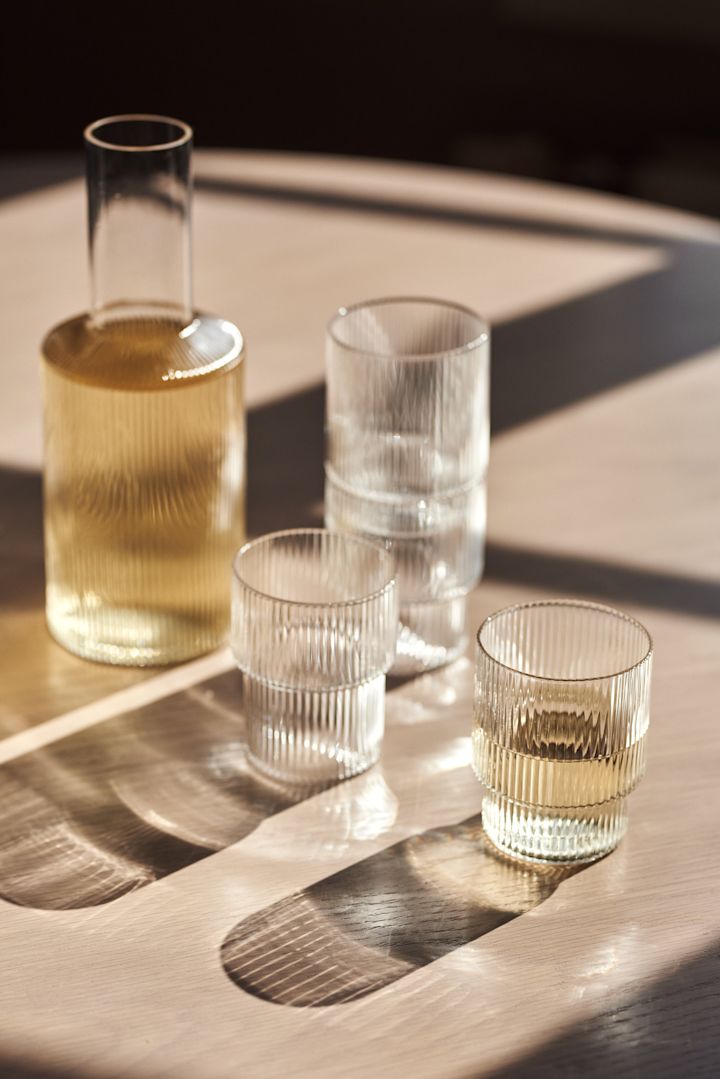 Glassene fra Ripple-kollektionen fra Ferm Living skaber altid en elegant atmosfære og fås til alle typer drikke - perfekt som mors dag-gave.