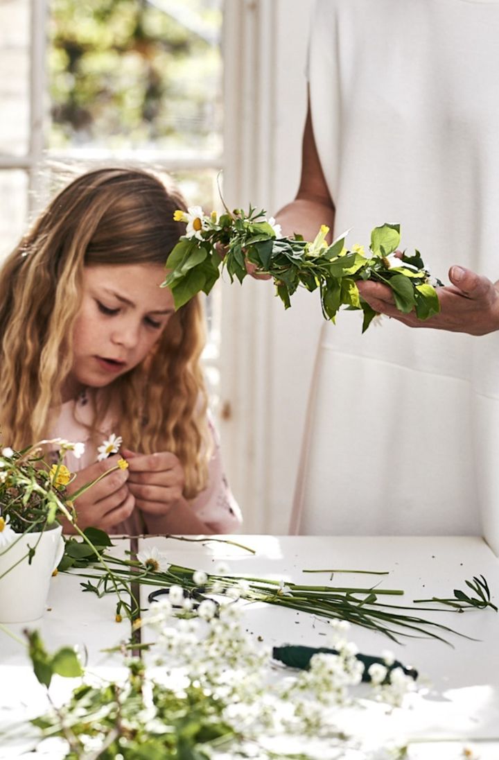 Hold en rigtig midsommerfest og hav det sjovt med at lave blomsterkroner.